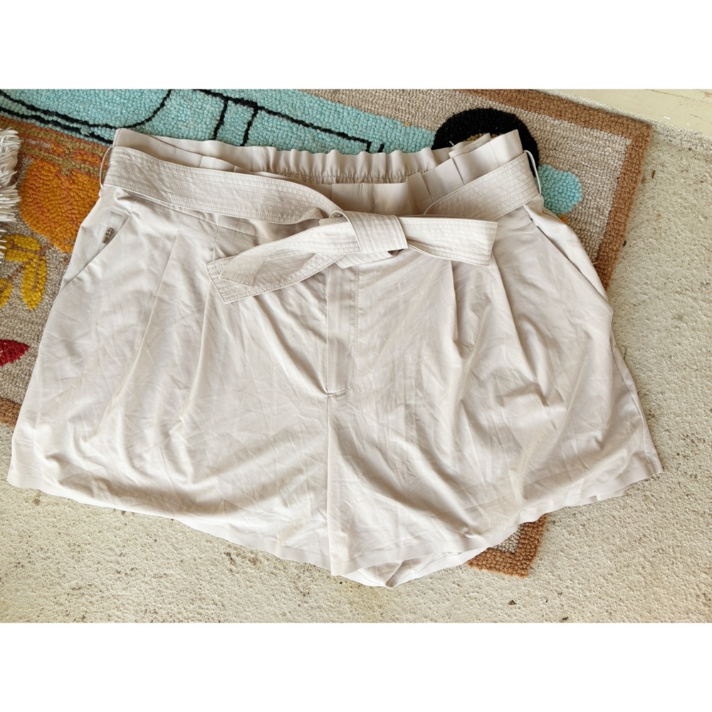 Athleta Skyline Short II Beige‎